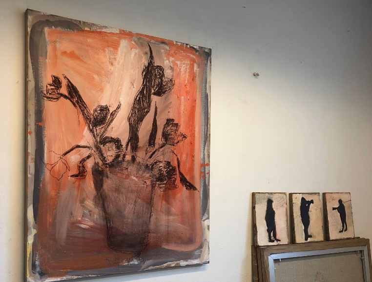 tulips en polderman aan de muur