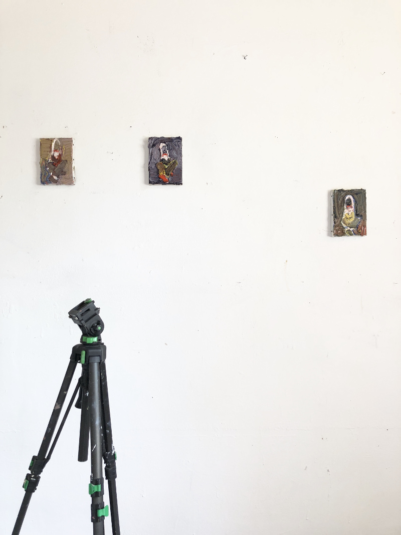 met de armen in de lucht aan de muur